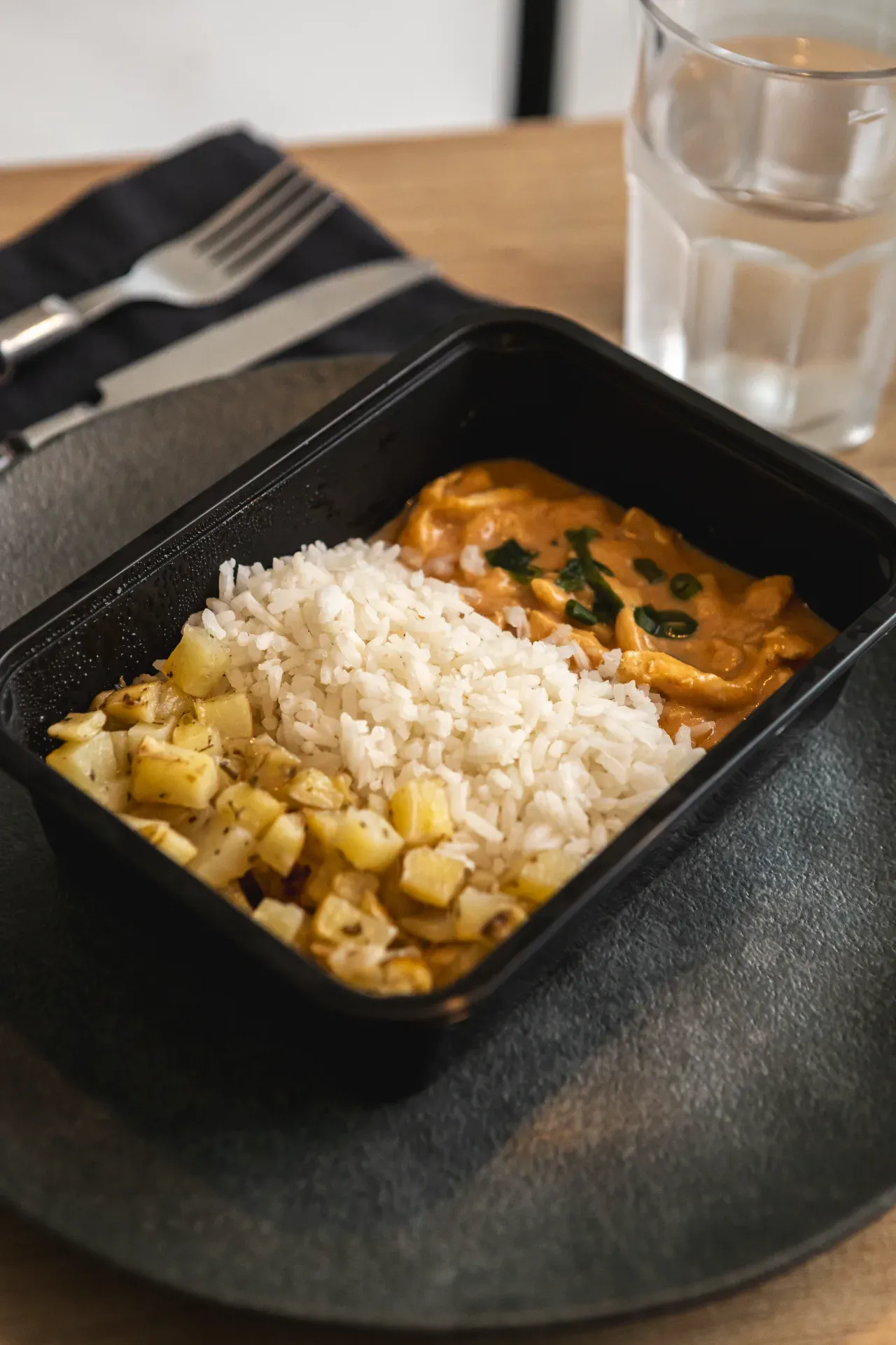 Strogonoff de frango com arroz branco e batata rústica assada