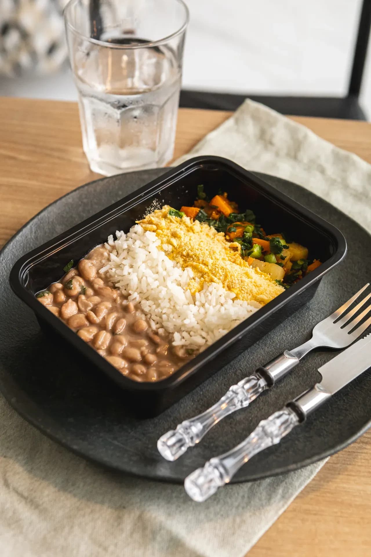 Picadinho de carne com legumes, arroz branco, feijão carioca e farofa de cenoura