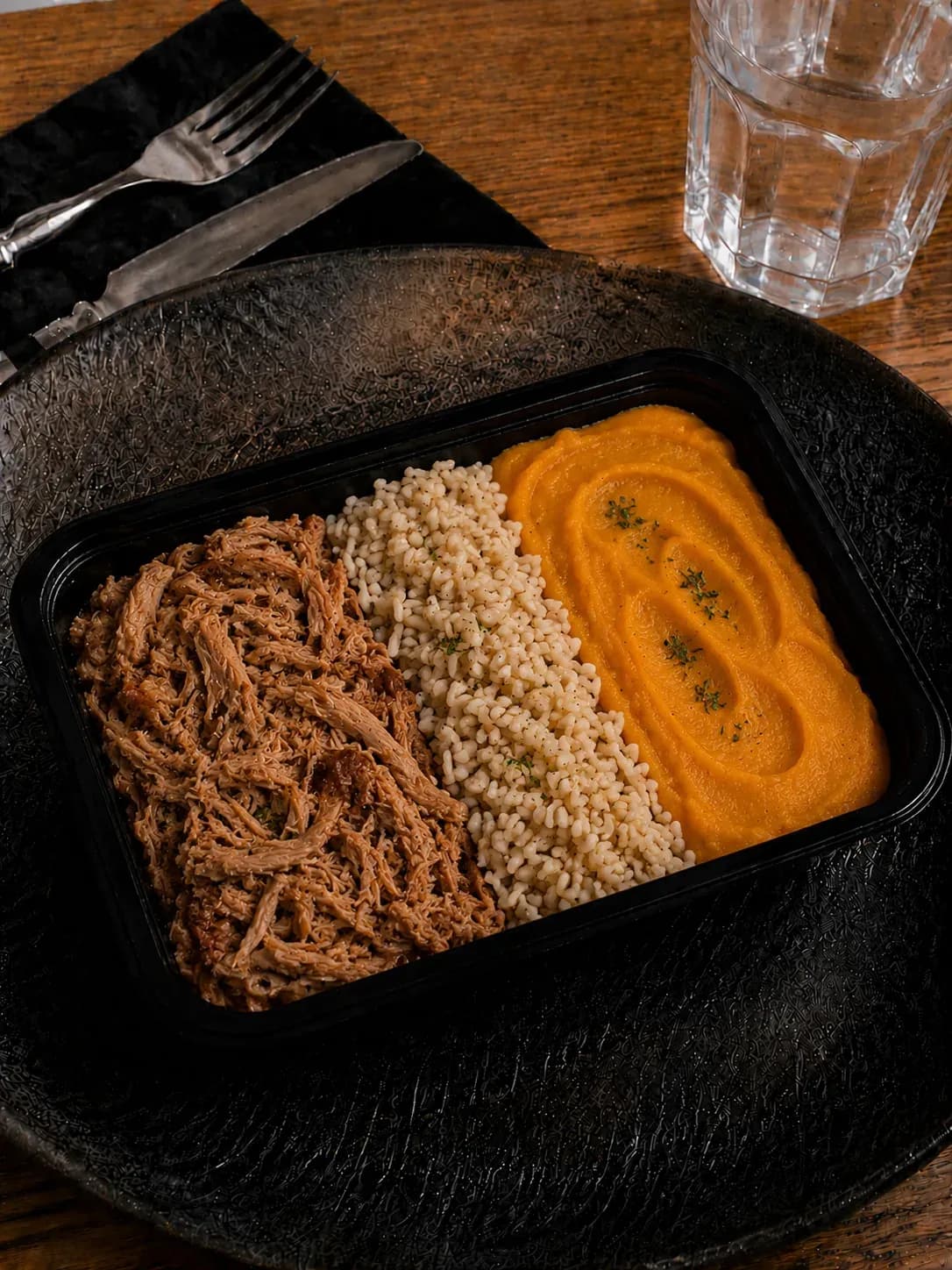 Pernil Suíno ao Molho de Laranja e Mel com arroz integral e purê de abóbora