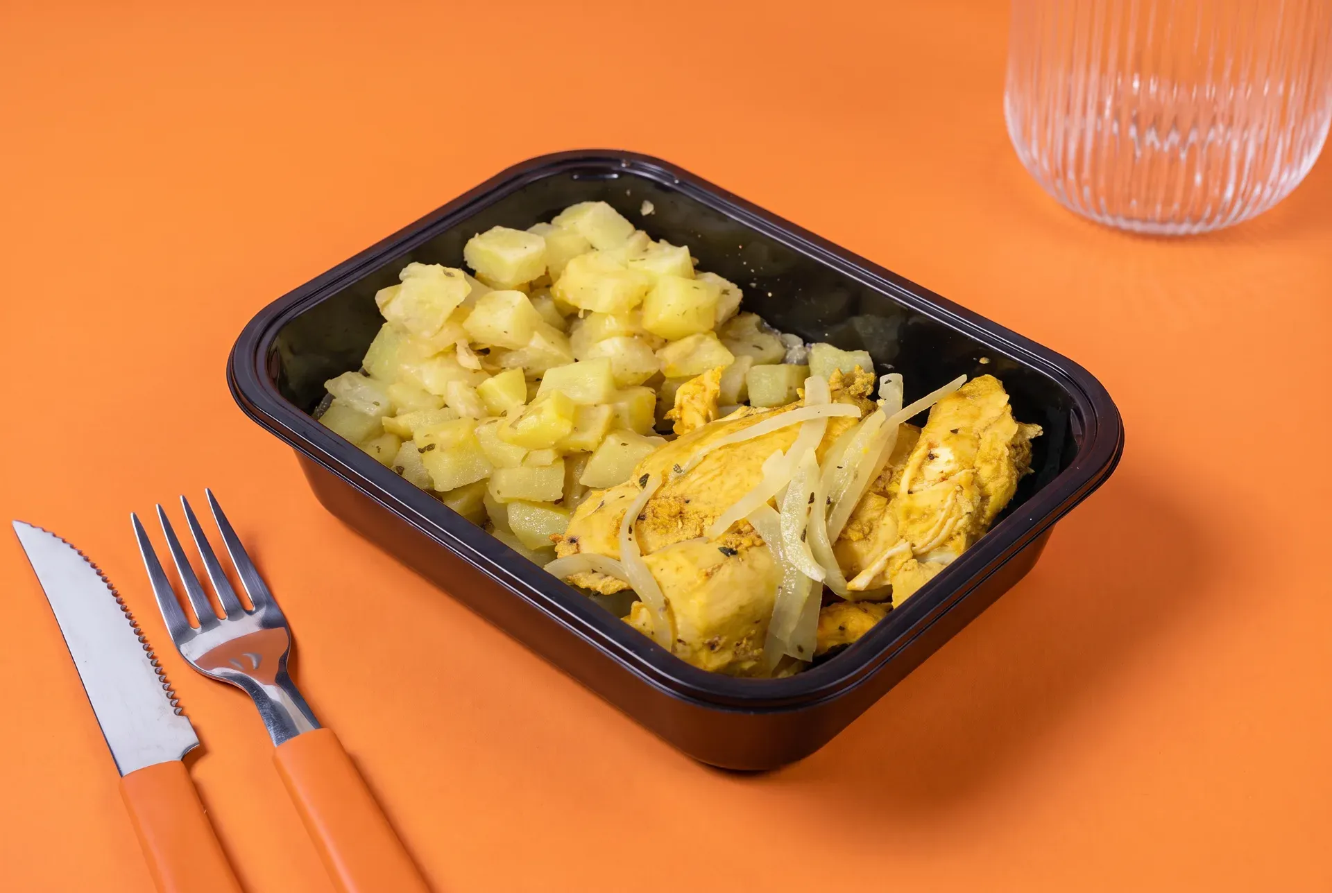 Iscas de Frango Refogado Acebolado e Batata Inglesa no Vapor — 300g